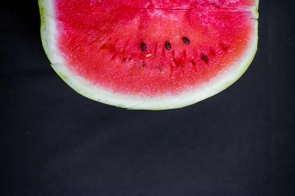 Uma imagem de uma melancia vermelha em fatias frescas numa mesa — Fotografia de Stock