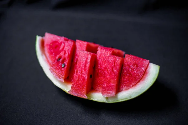 Uma imagem de uma melancia vermelha em fatias frescas numa mesa — Fotografia de Stock