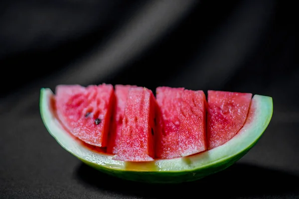 Uma imagem de uma melancia vermelha em fatias frescas numa mesa — Fotografia de Stock