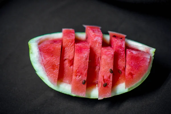 Uma imagem de uma melancia vermelha em fatias frescas numa mesa — Fotografia de Stock