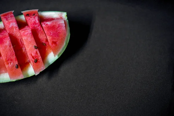 Une image d'une pastèque rouge fraîche tranchée sur une table — Photo