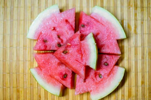 Uma imagem de uma melancia vermelha em fatias frescas numa mesa — Fotografia de Stock