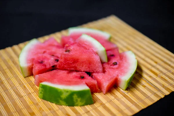 Et billede af en frisk skiver rød vandmelon på et bord - Stock-foto