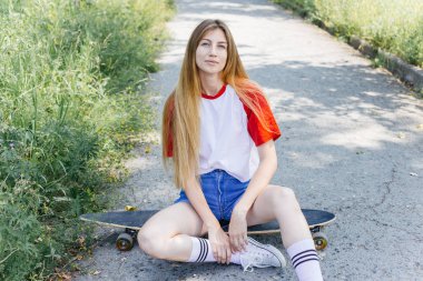 Onun longboard şehir sürme güzel patenci kadın