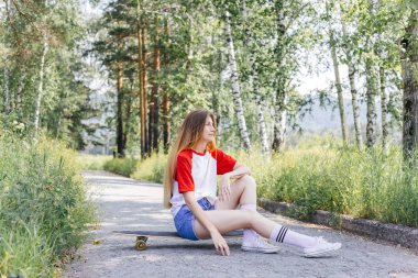 Onun longboard şehir sürme güzel patenci kadın