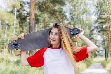 Onun longboard şehir sürme güzel patenci kadın