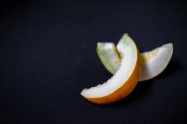 bir taze bir görüntü sarı kavun bir masanın üzerine dilimlenmiş.