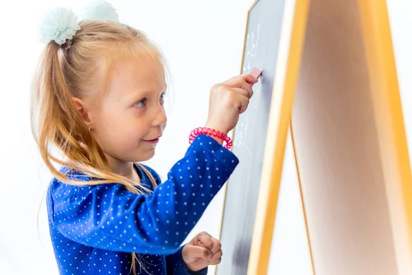 Mutlu sevimli çalışkan çocuk bir masada kapalı oturuyor