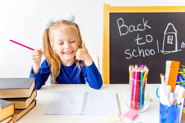 Glückliches Nettes Fleißiges Kind Sitzt Einem Schreibtisch Drinnen Kind Lernt — Stockfoto