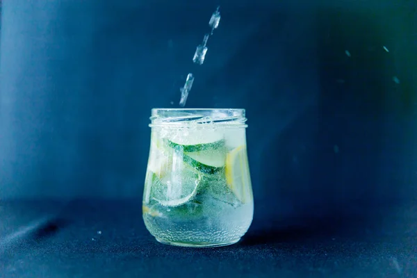 Bebida de verano cóctel en frasco de vidrio, bayas y menta en mesa de madera —  Fotos de Stock