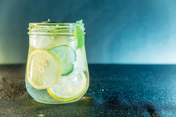 Cocktail d'été coctail dans un bocal en verre, baies et menthe sur table en bois — Photo