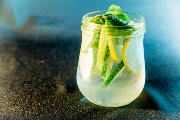 Cocktail d'été coctail dans un bocal en verre, baies et menthe sur table en bois — Photo