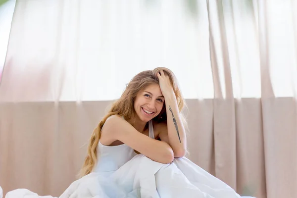Een portret van een vrouw die zich uitstrekt in bed na wake up — Stockfoto