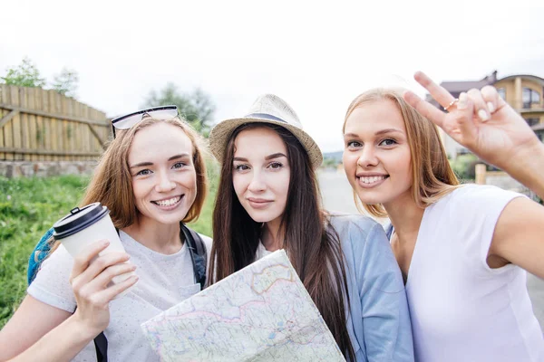 Mulher bonita viajante segurando mapa de localização em mãos em uma cidade — Fotografia de Stock