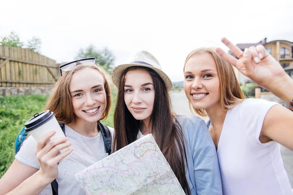 Mulher bonita viajante segurando mapa de localização em mãos em uma cidade — Fotografia de Stock