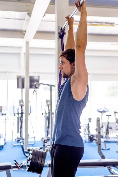 Gespierde jongeman crossfit oefeningen in de sportschool doet — Stockfoto