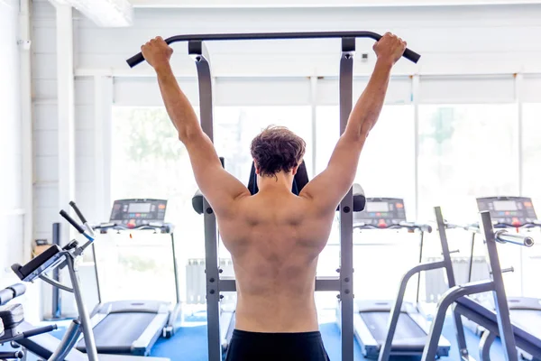 Jovem Musculoso Fazendo Exercícios Crossfit Ginásio Com Kettlebell Corda — Fotografia de Stock