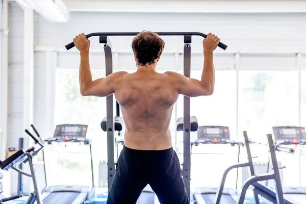 Gespierde jongeman crossfit oefeningen in de sportschool doet — Stockfoto