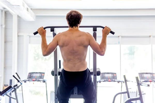 Gespierde jongeman crossfit oefeningen in de sportschool doet — Stockfoto