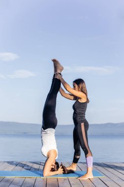 Pratik yoga bir göl kenarında genç çekici gülümseyen kadın