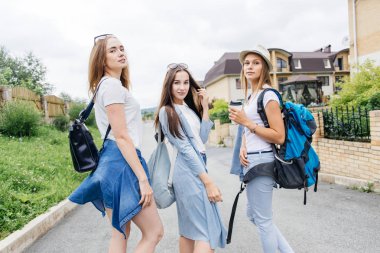harita, çanta ve yapım fotoğrafları kullanarak bir şehirde seyahat kadınlar