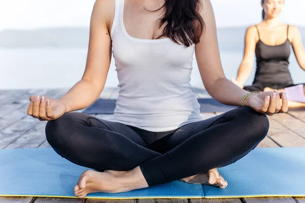 Pratik yoga bir göl kenarında genç çekici gülümseyen kadın