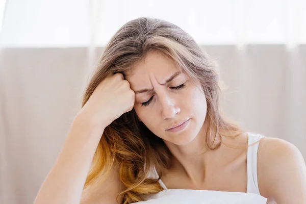 Um retrato de uma mulher que se estende na cama depois de acordar — Fotografia de Stock