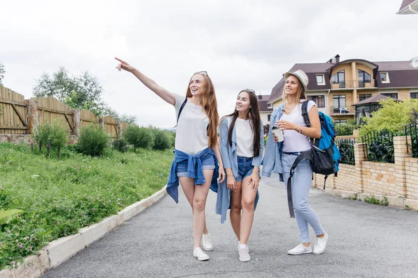 Mulheres viajando em uma cidade usando mapa, sacos e fazendo fotos — Fotografia de Stock