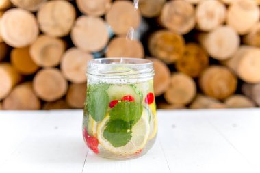 Yaz içki kokteyl cam kavanoz, çilek ve nane ahşap tablo