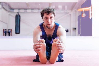 Bir spor salonunda CrossFit egzersiz yapan genç kaslı erkek