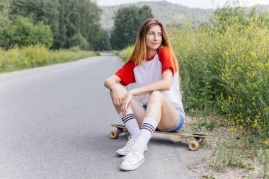 Onun longboard şehir sürme güzel patenci kadın