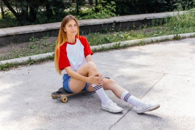 Onun longboard şehir sürme güzel patenci kadın