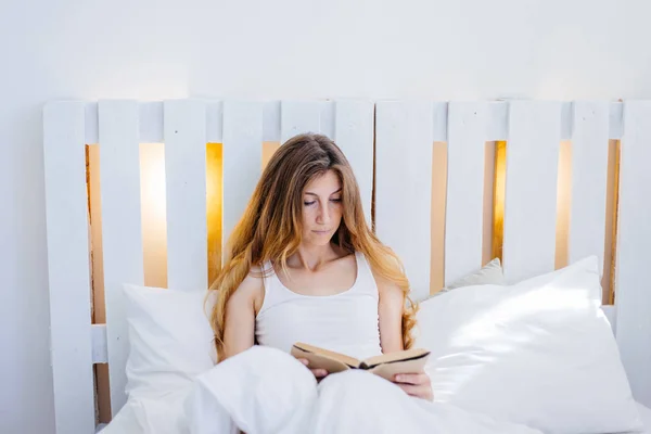 Un retrato de una mujer estirándose en la cama después de despertar — Foto de Stock