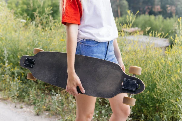Kobieta piękna skater jazda na jej longboard w mieście — Zdjęcie stockowe