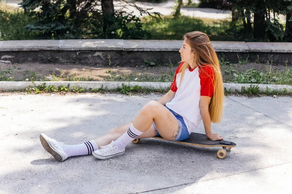 Kobieta piękna skater jazda na jej longboard w mieście — Zdjęcie stockowe