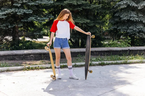 Belle patineuse femme chevauchant sur son longboard dans la ville — Photo
