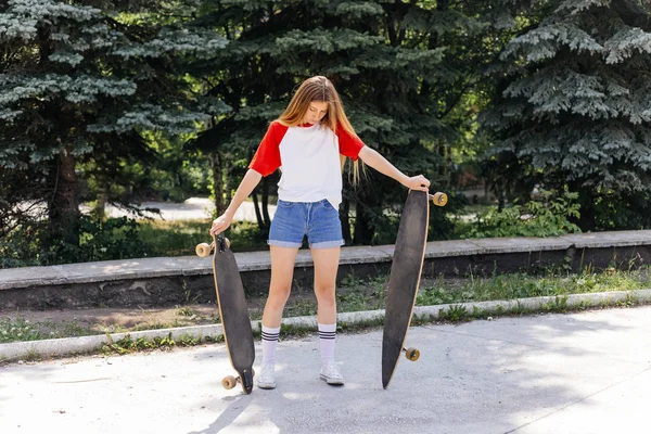 Belle patineuse femme chevauchant sur son longboard dans la ville — Photo