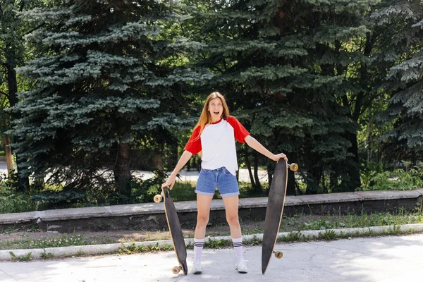 Belle patineuse femme chevauchant sur son longboard dans la ville — Photo