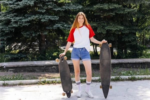 Kobieta piękna skater jazda na jej longboard w mieście — Zdjęcie stockowe