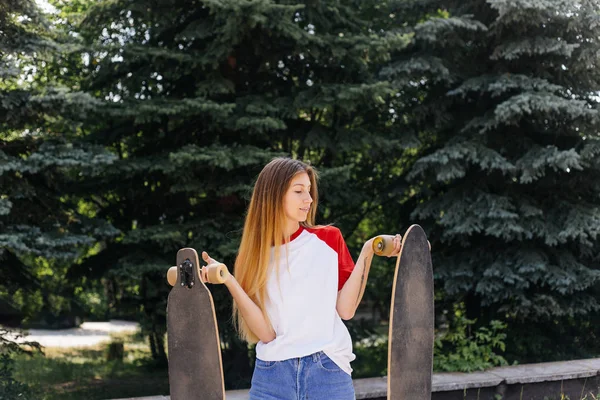 Lovaglás lány longboard a város gyönyörű korcsolyázó nő — Stock Fotó