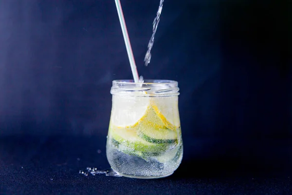 Cocktail d'été coctail dans un bocal en verre, baies et menthe sur table en bois — Photo