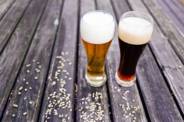 Kadeh tabloda lezzetli ev yapımı bira