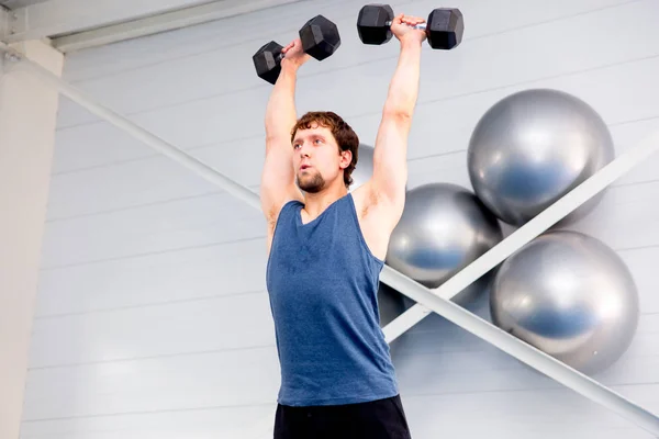 Gespierde jongeman crossfit oefeningen in de sportschool doet — Stockfoto