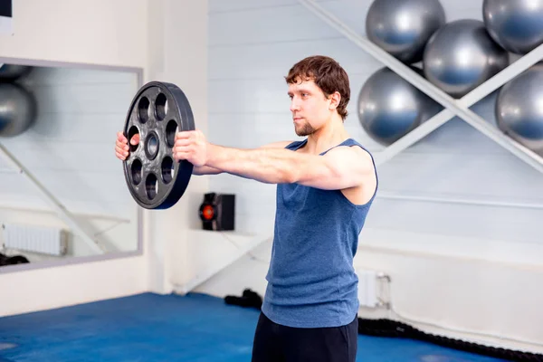 Gespierde jongeman crossfit oefeningen in de sportschool doet — Stockfoto