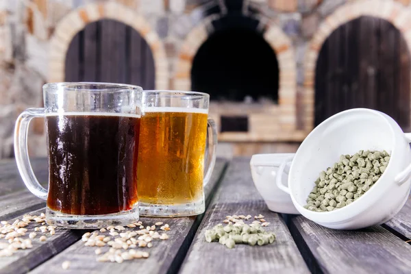 Verre d'une bière maison savoureuse sur la table — Photo