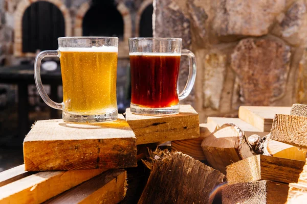 Copo de uma cerveja caseira saborosa na mesa — Fotografia de Stock