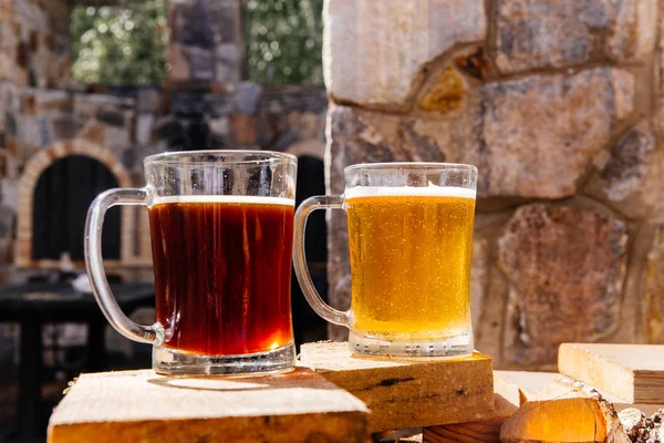 Copo de uma cerveja caseira saborosa na mesa — Fotografia de Stock