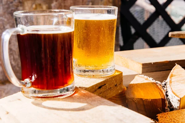 Стакан вкусного домашнего пива на столе — стоковое фото