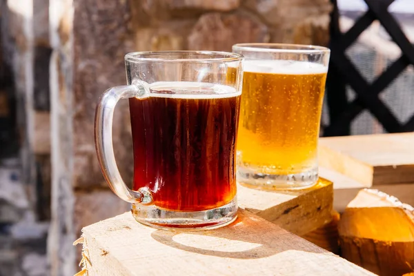 Szklankę smaczne domowe piwo na stole — Zdjęcie stockowe