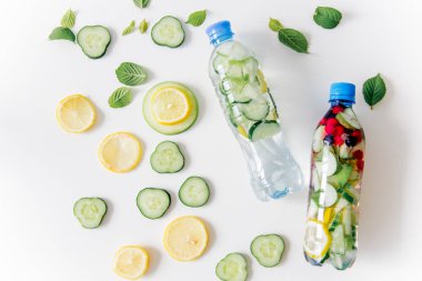 Yaz içki kokteyl cam kavanoz, çilek ve nane ahşap tablo